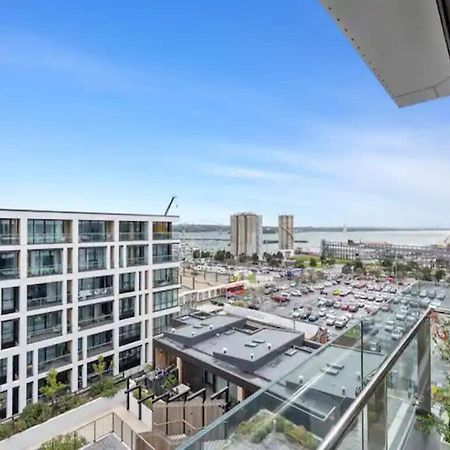 Sleek Modern Studio With Balcony Auckland Exterior photo