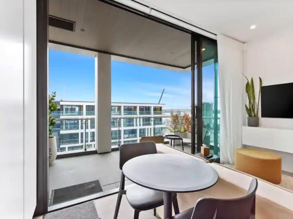 Sleek Modern Studio With Balcony Auckland Exterior photo