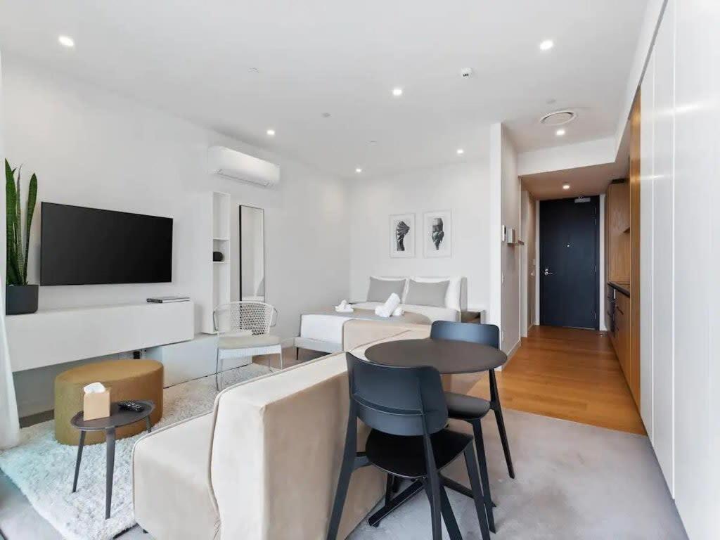 Sleek Modern Studio With Balcony Auckland Exterior photo