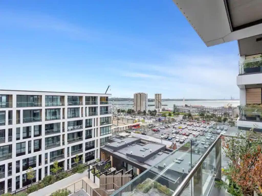 Sleek Modern Studio With Balcony Auckland Exterior photo