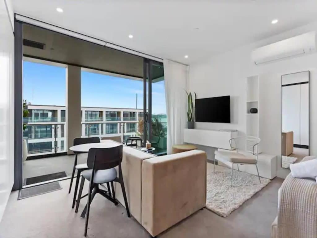 Sleek Modern Studio With Balcony Auckland Exterior photo