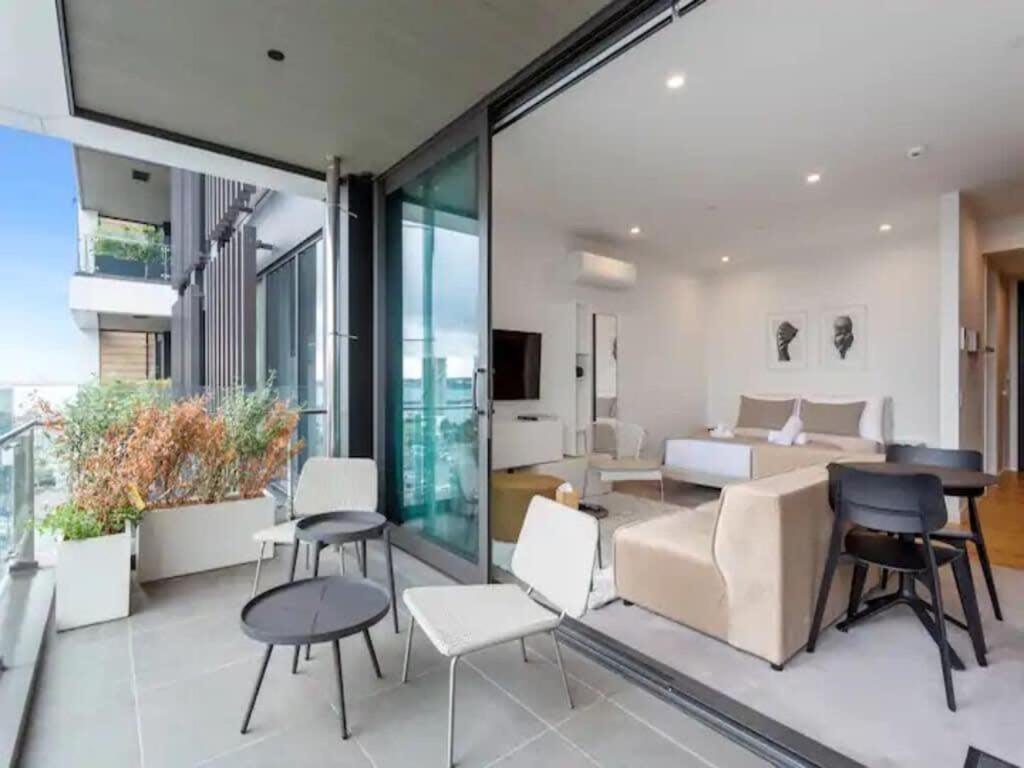 Sleek Modern Studio With Balcony Auckland Exterior photo