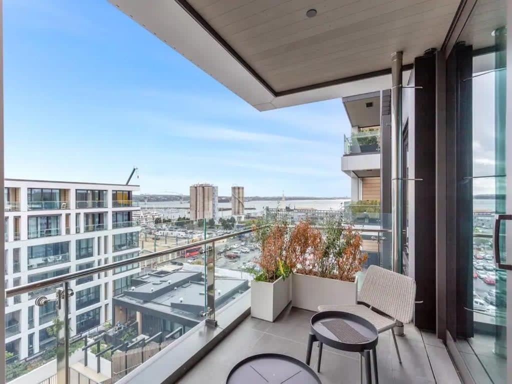 Sleek Modern Studio With Balcony Auckland Exterior photo