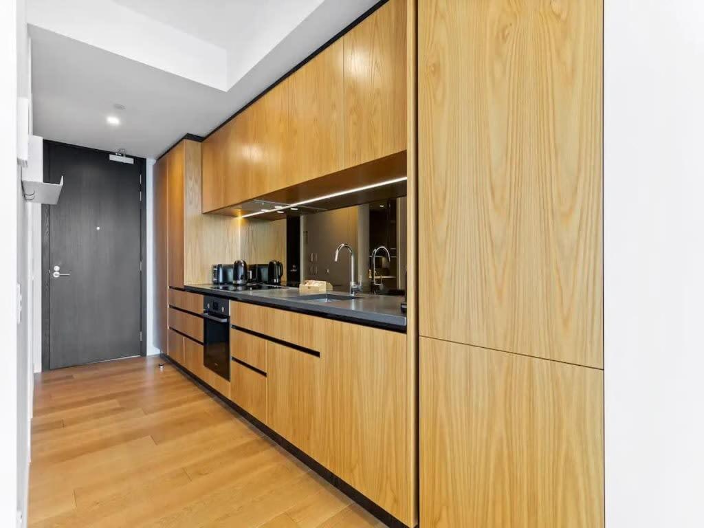 Sleek Modern Studio With Balcony Auckland Exterior photo