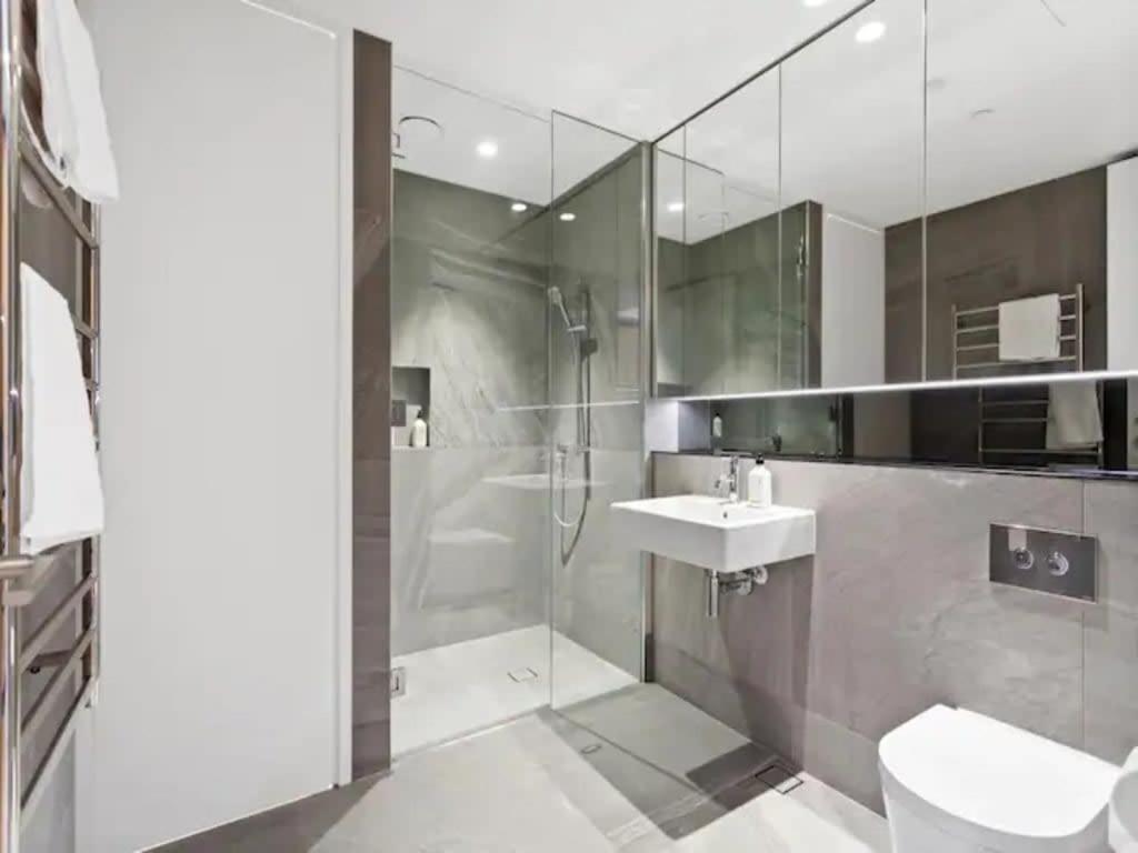 Sleek Modern Studio With Balcony Auckland Exterior photo