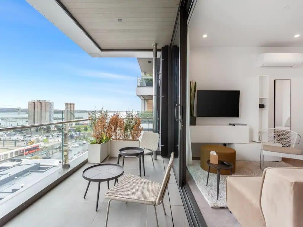 Sleek Modern Studio With Balcony Auckland Exterior photo